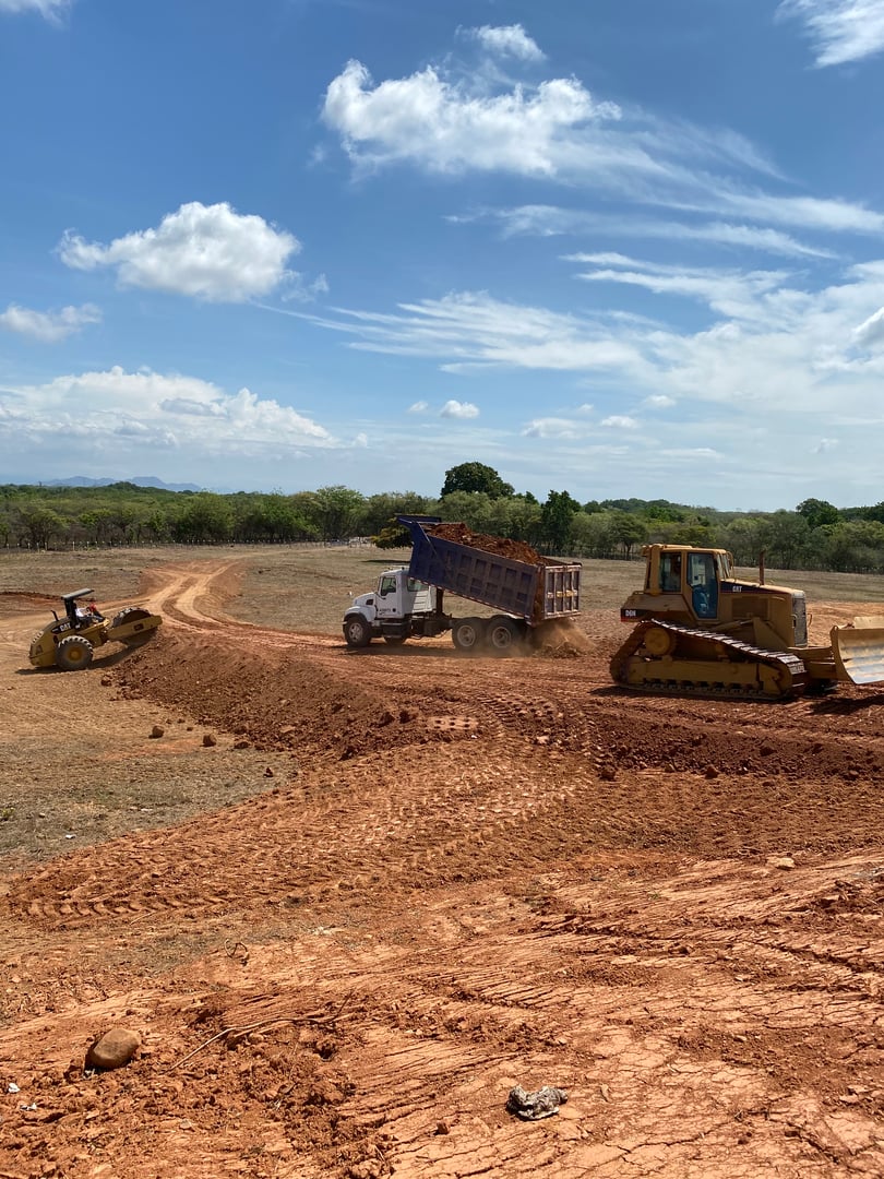 Maquinaria IDCCSA en proyecto de movimiento de tierra