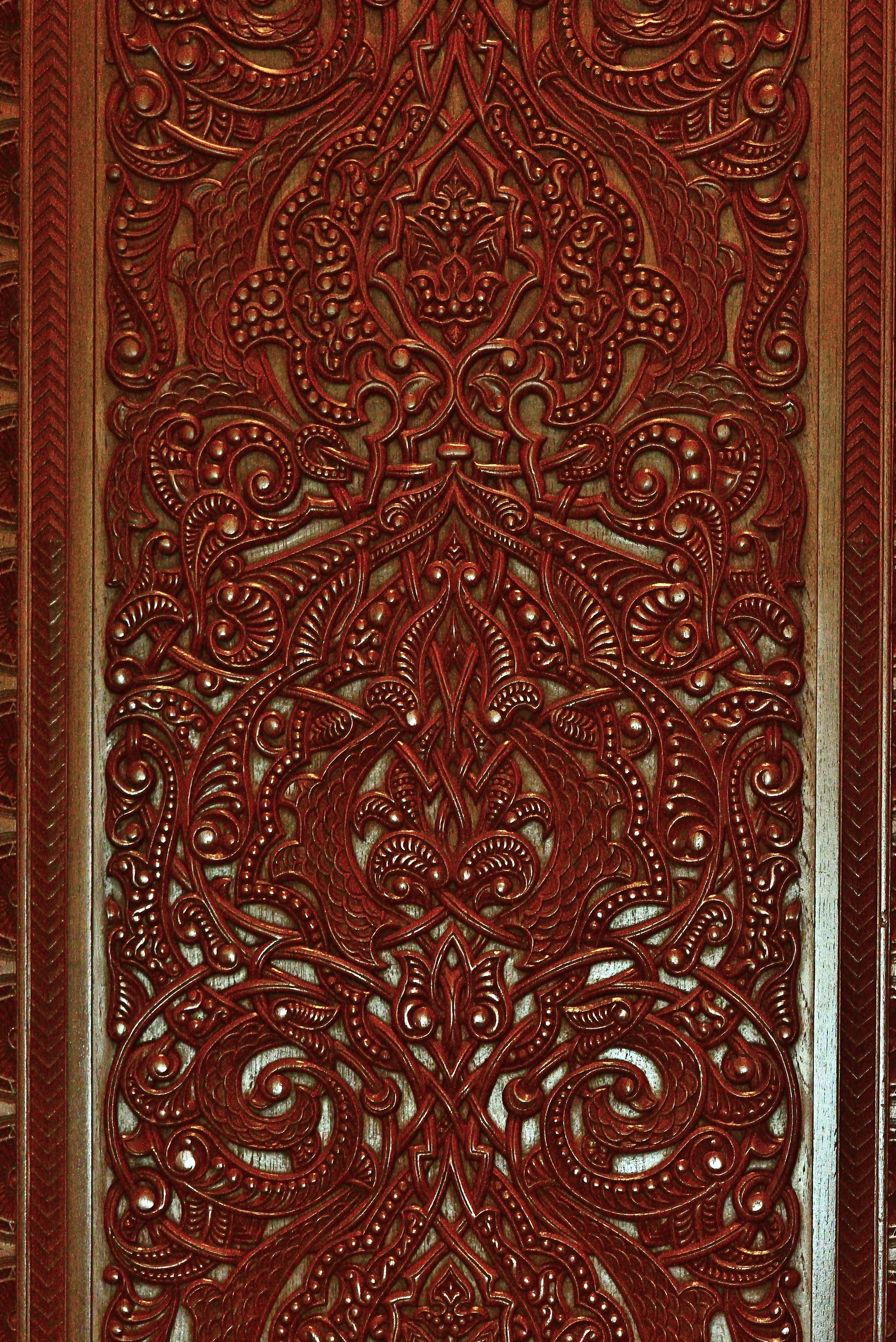 The prayer hall floor is a single piece Persian carpet woven of 1,7 billion knots. 27 months of work from 600 women. Size is 4,200 square metres. 21 tons !!!