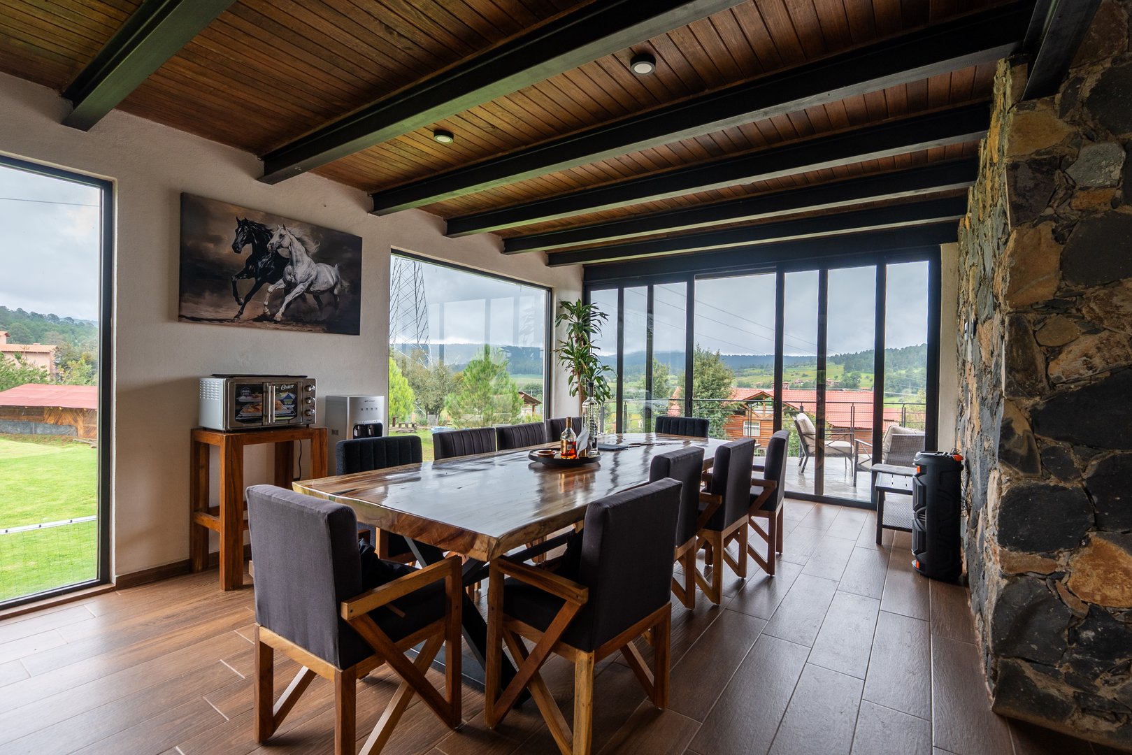 Interior elegante hotel Quinta El Descanso Tapalpa diseño moderno decoración premium Sierra Jalisco Atemajac Brizuela Ferrería Tula