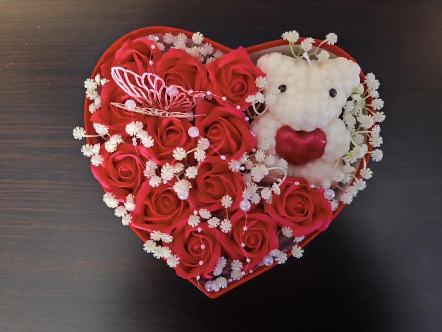 Romantyczny zestaw z róż mydlanych ze świeczką sojową