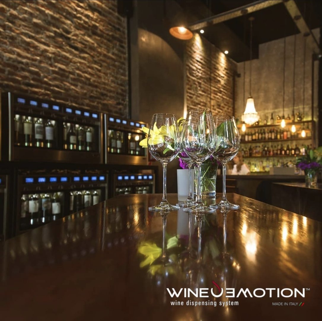 Sistema dispensador vino por copeo WineEmotion automático contador para mixología, cava, vinicultura, enología, vinotecas, restaurantes, eventos, hotelería enfriador copas Thrill
