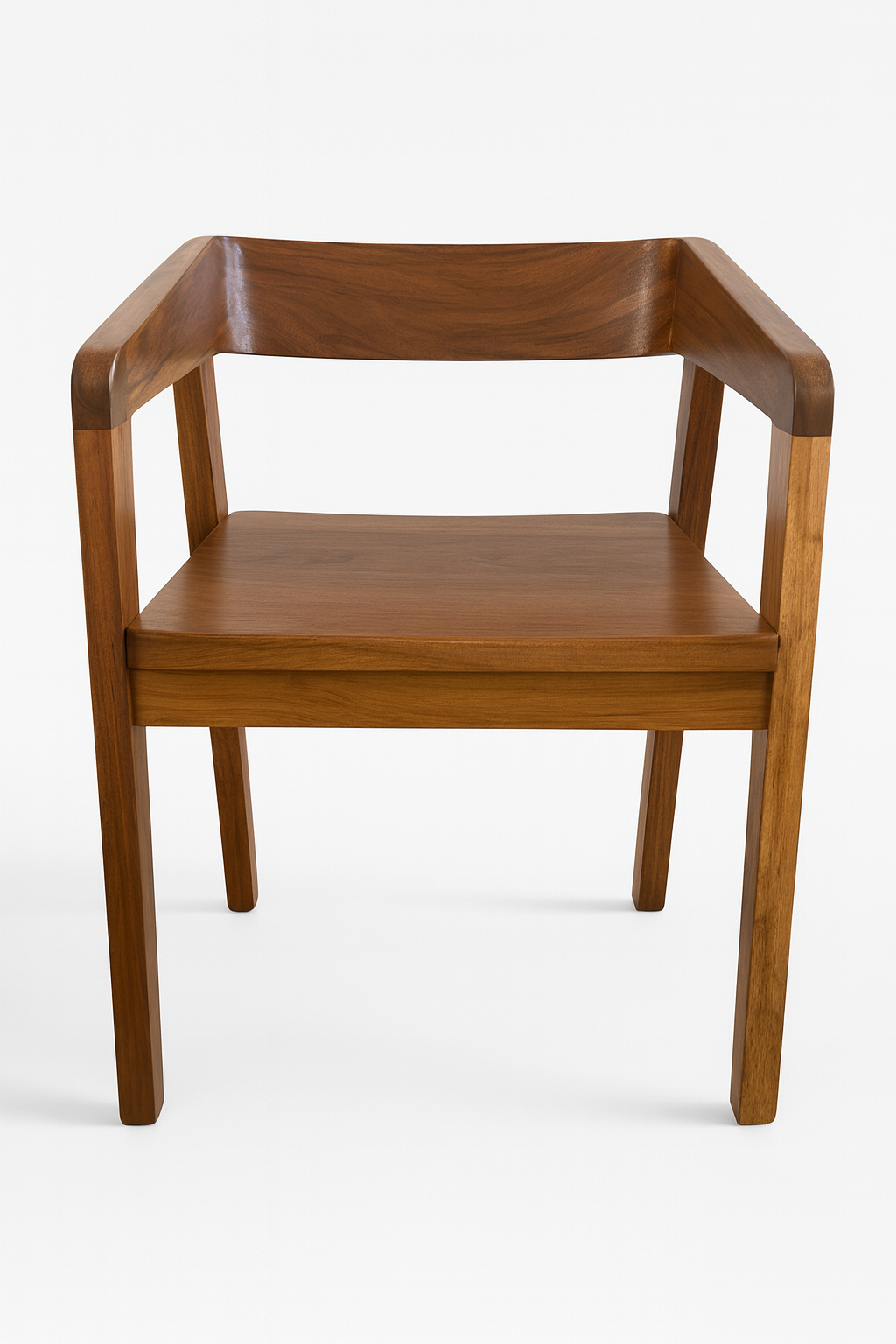 Silla tradicional de madera maciza con diseño envolvente y líneas limpias, respaldo y brazos en pieza curva