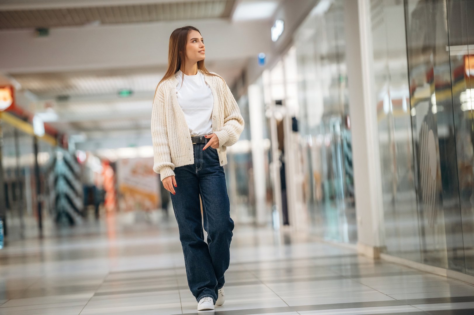 Beautiful woman is in the mall, conception of shopping.