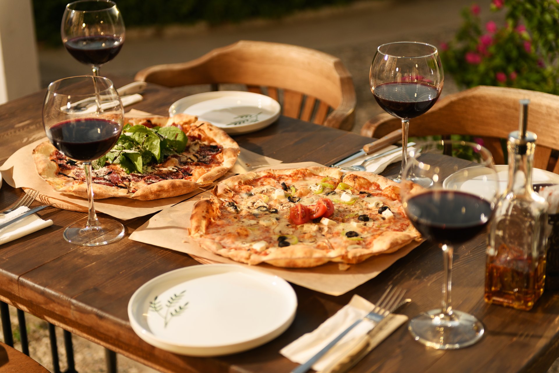 Stôl s pizzou a vinom