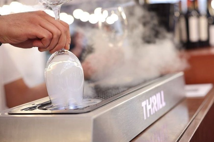 Enfriador Thrill en ambiente elegante mostrando su versatilidad