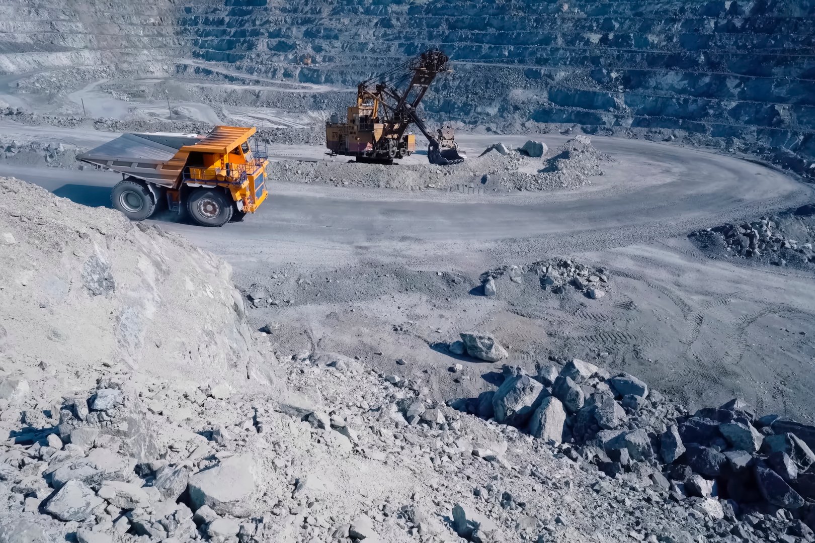 Quarry equipment for the extraction and transportation of granite