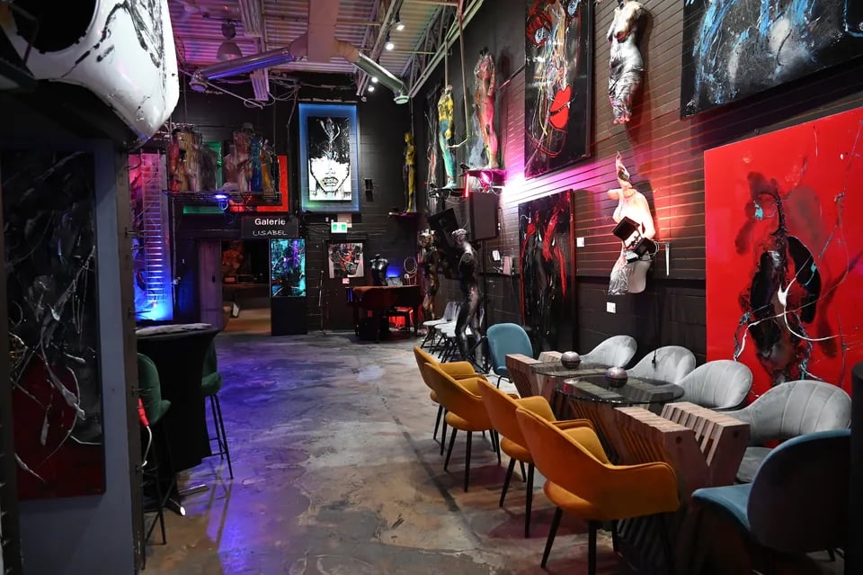 Creative artist painting at Galerie Lisabel workshop