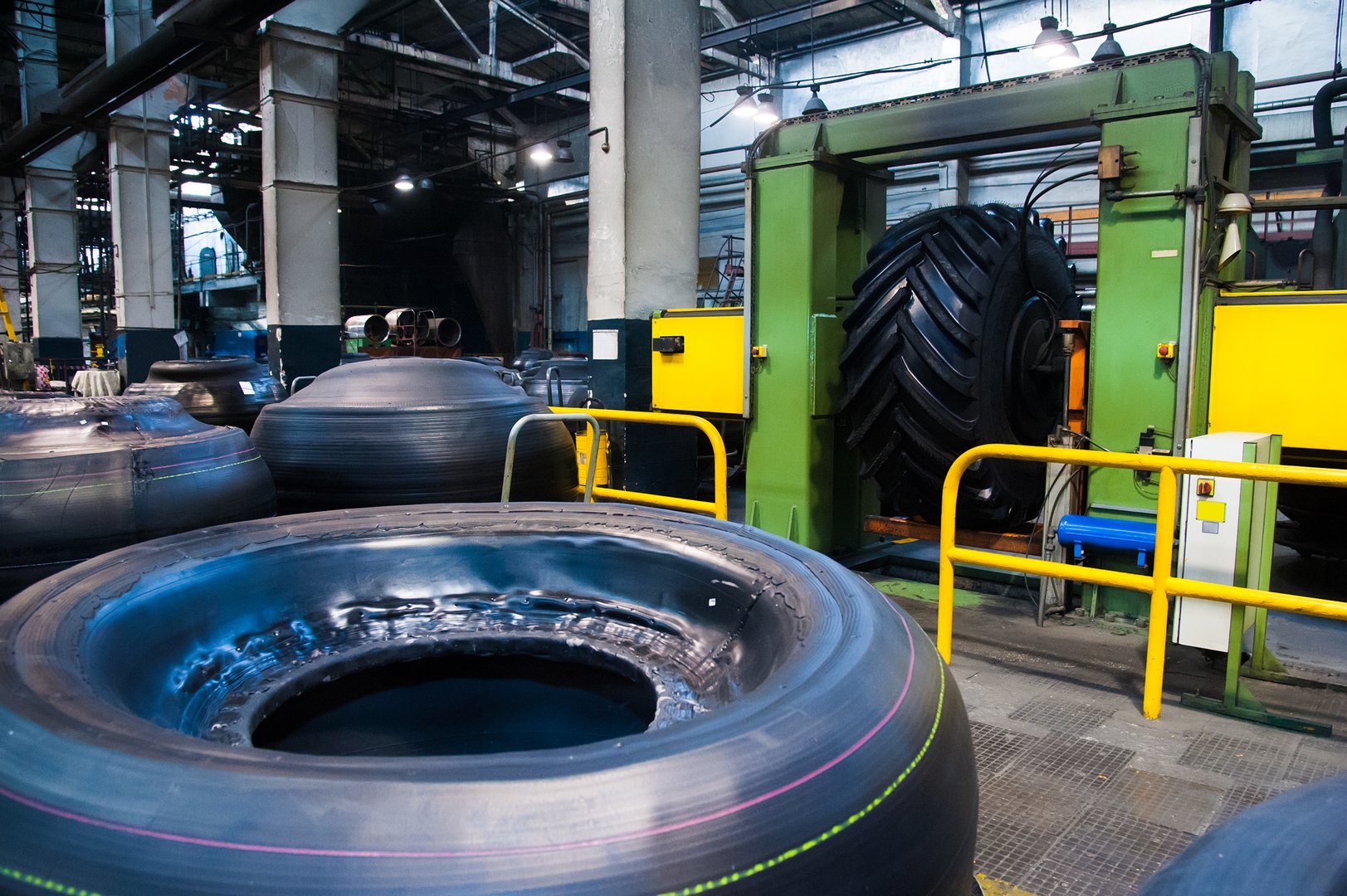 Manufacture of tires. Tyre production machine conveyor