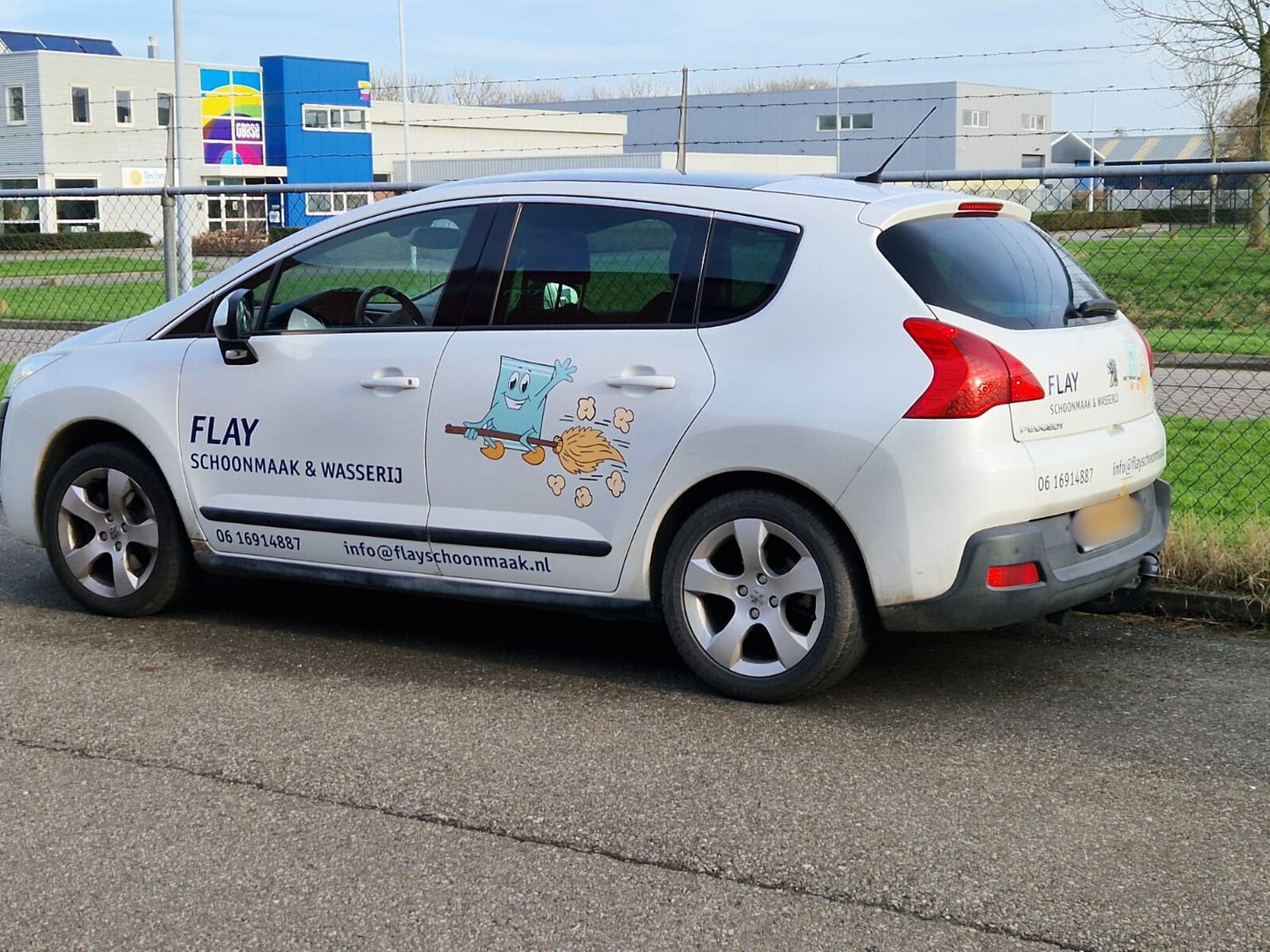 Flay Schoonmaak & Wasserij service voertuig