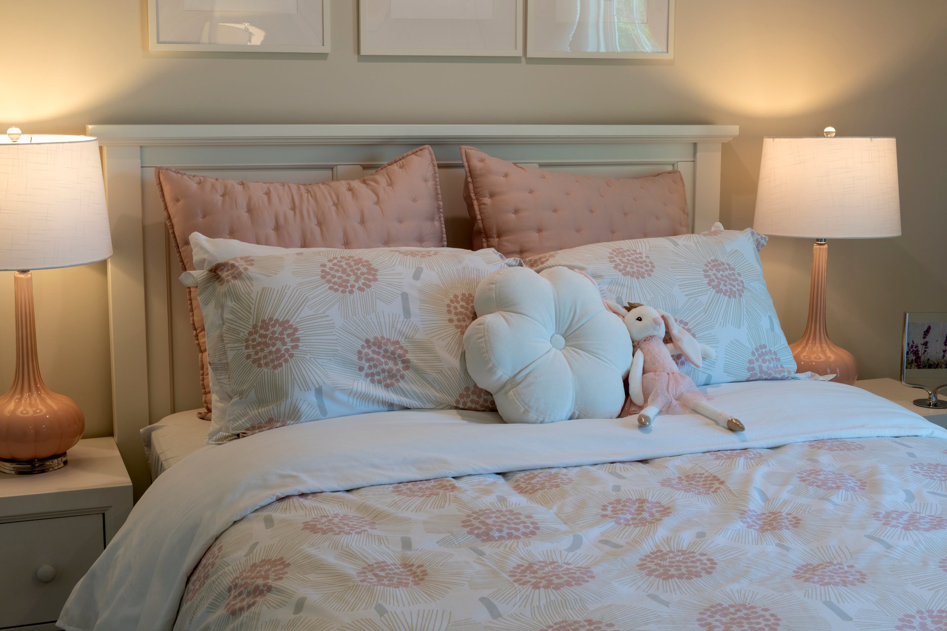 Cama Vianney con almohadas decorativas