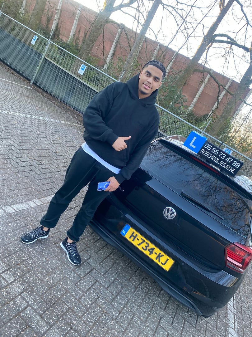 Recent geslaagde leerling met rijbewijs