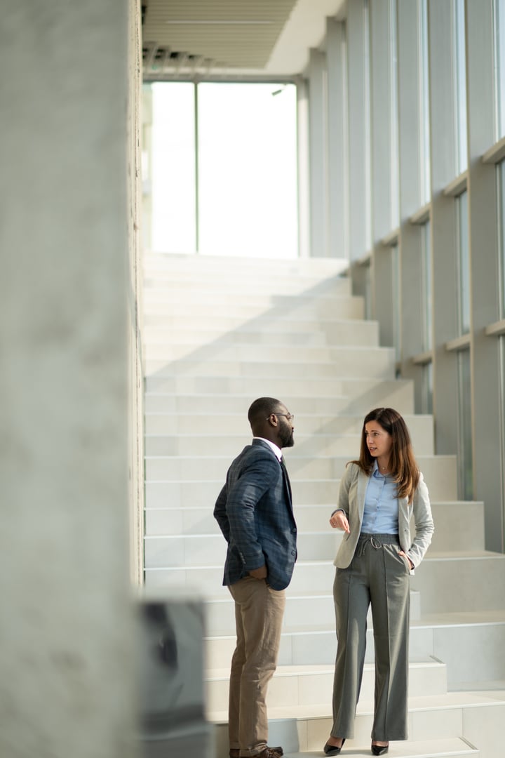 Coach professionnel accompagnant un client