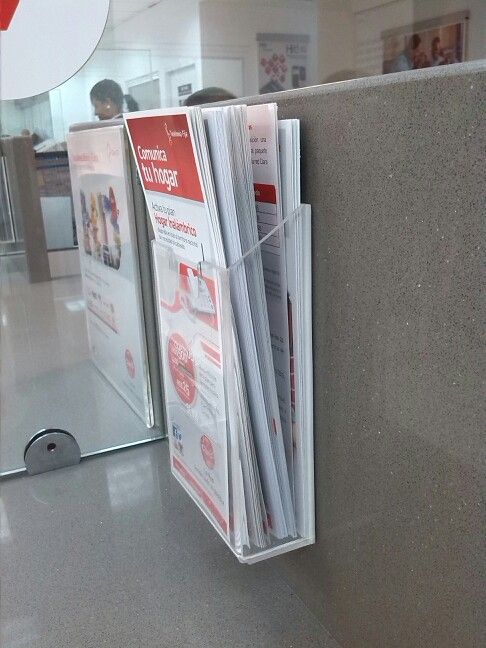 Porta folletos acrílico
