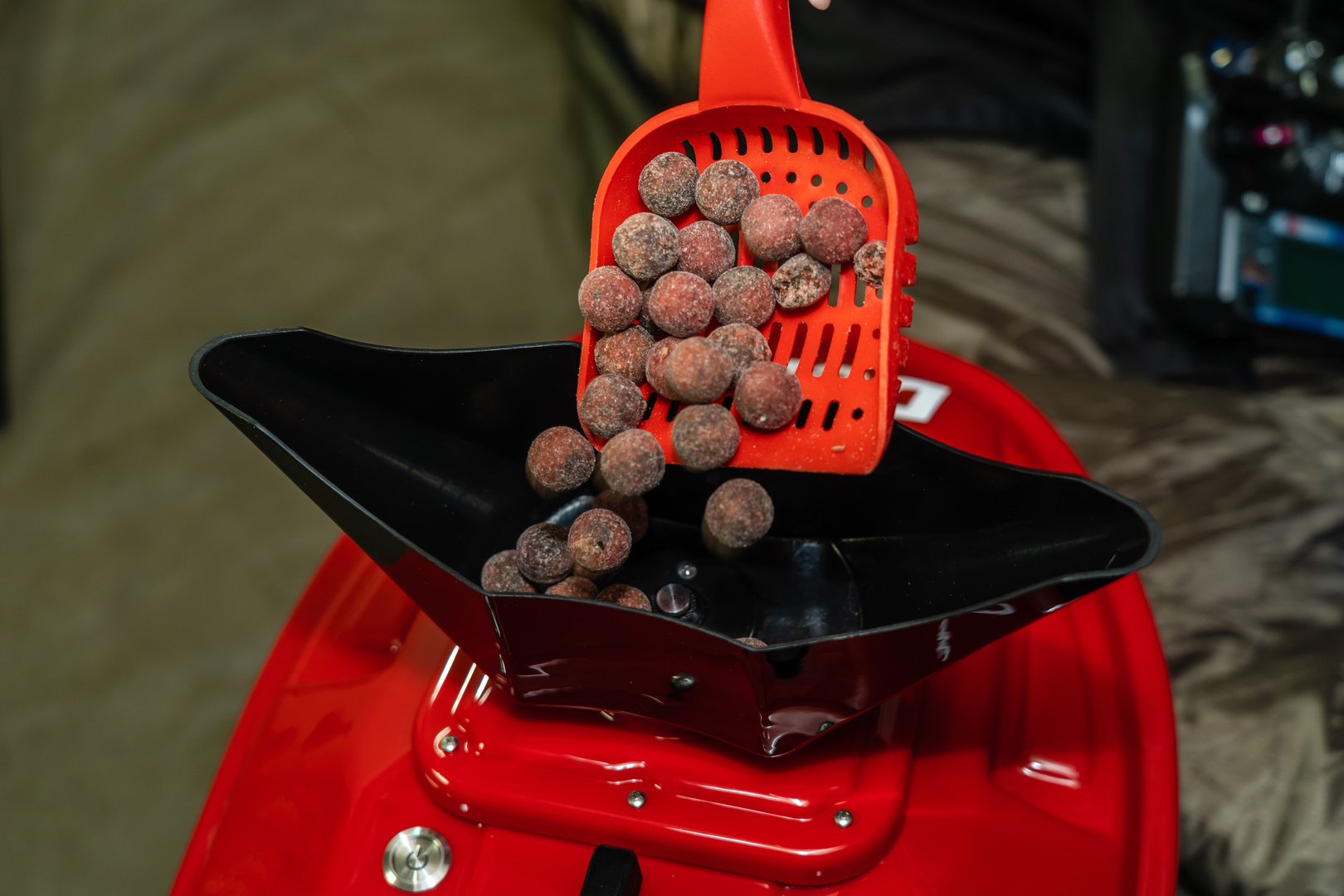 Bait into a carp boat for fishing