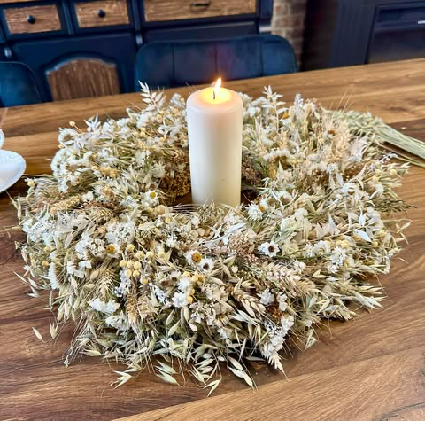 Wianek biało-beżowy ze zbożem