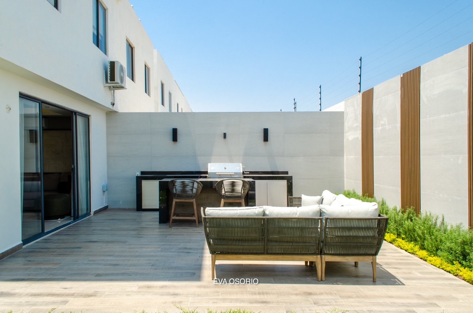 Fachada completa — toma amplia