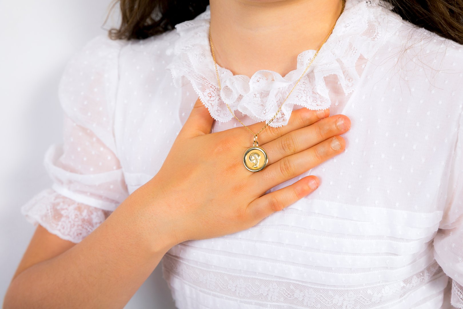 dress and outfit for holy Communion girl with medal of "Our Lady of Divine"