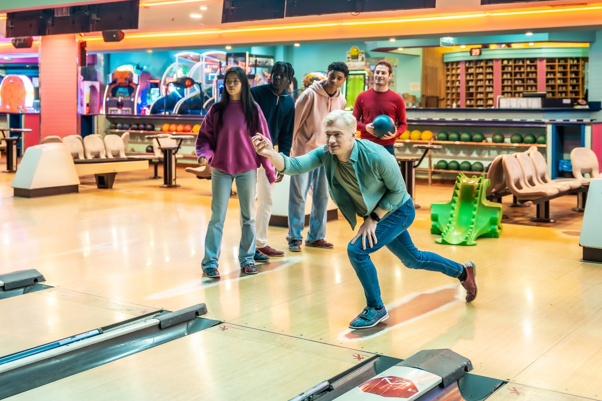 חברים משחקים באולינג