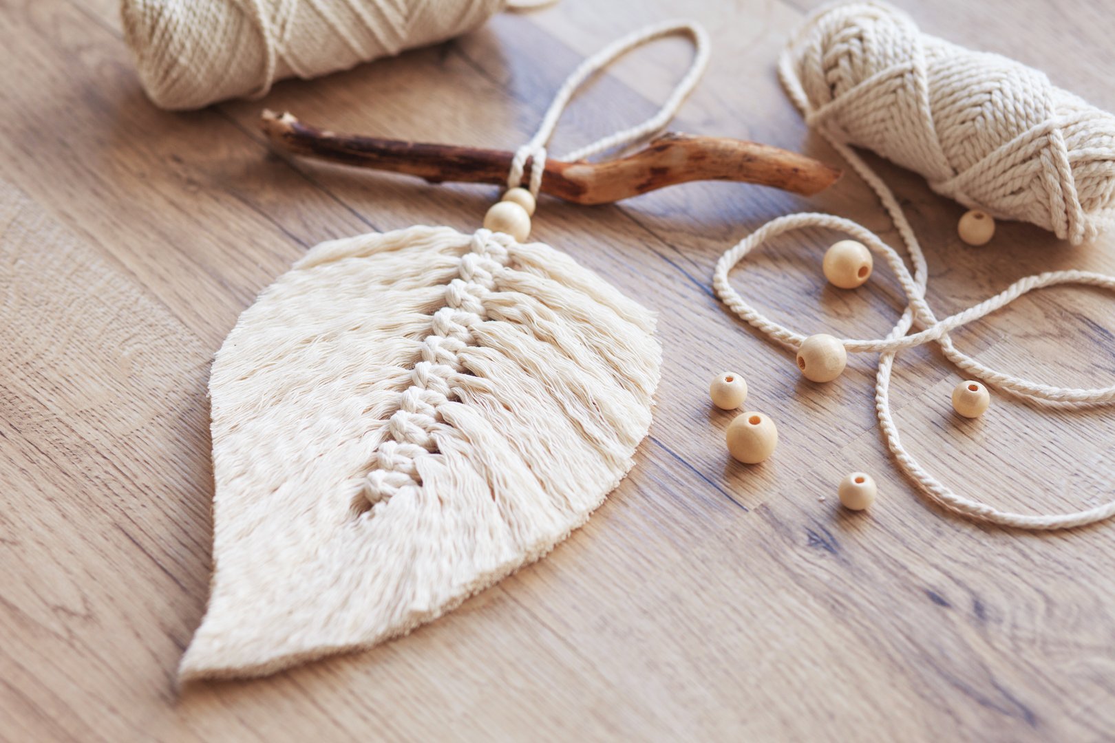 Hojas o Plumas de Macramé