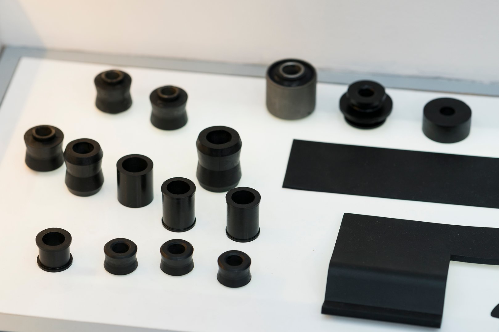 high precision aluminium rubber and plastic automotive part manufacturing by casting and machining