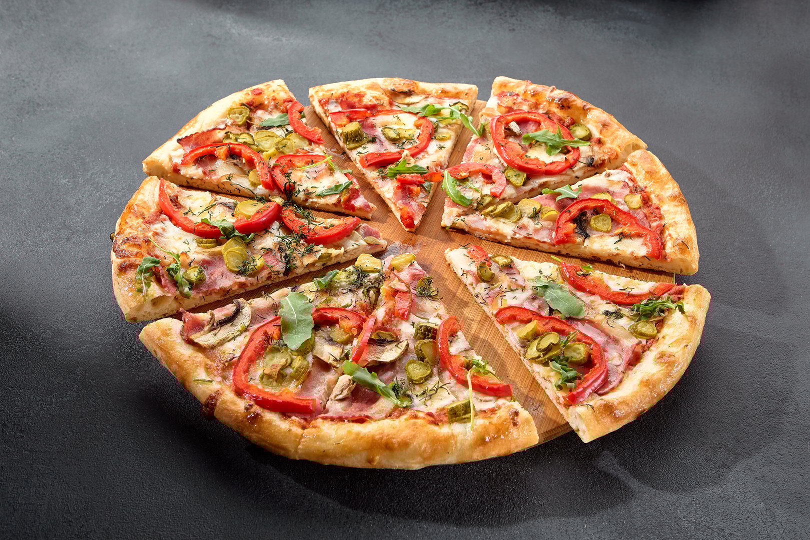 Coco Especial pizza with ham, mushrooms, and pepperoni