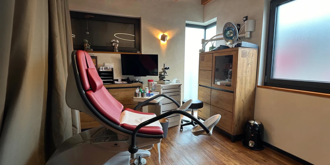 Moderne Frauenarztpraxis - Behandlungsraum