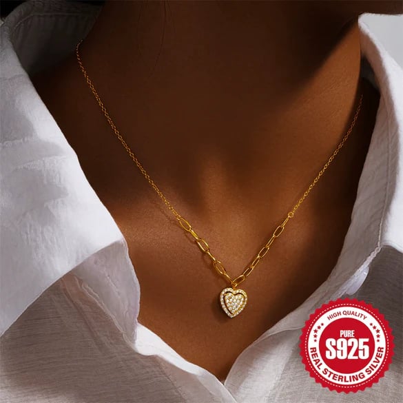 Collier cœur pêche zircon porté par mannequin