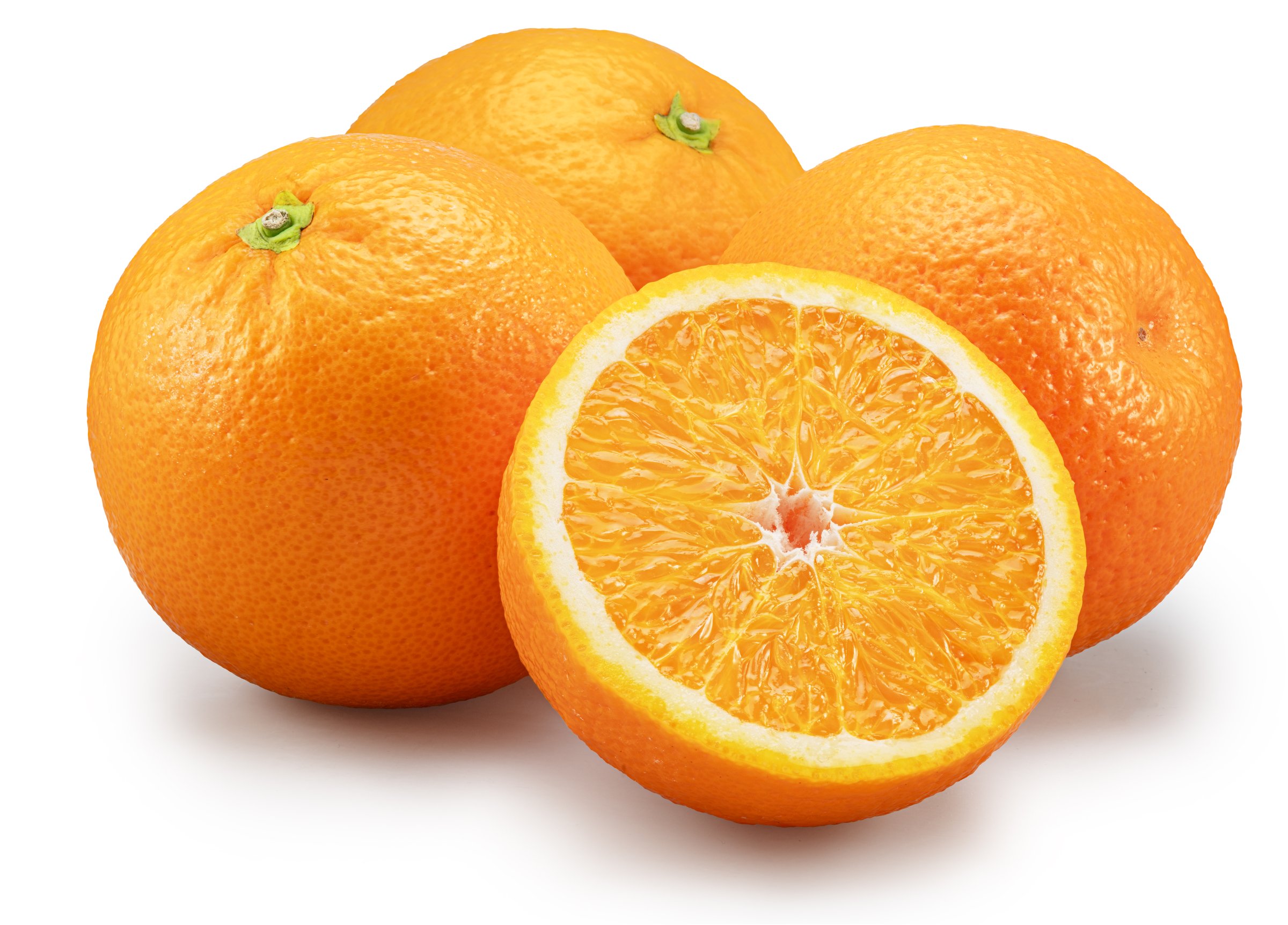 Naranjas enteras y cortadas a la mitad sobre fondo blanco