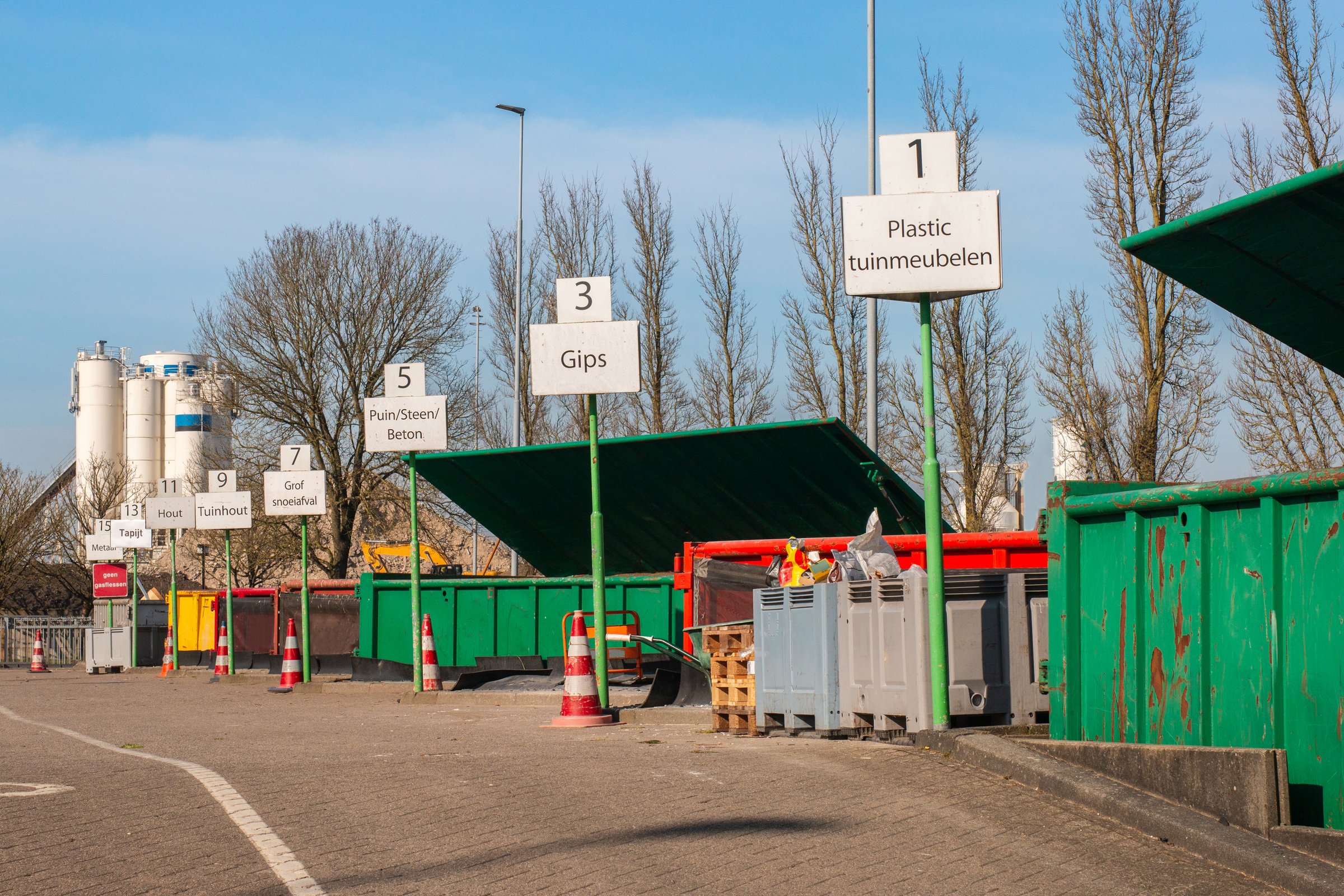 Almere has recycling platforms where you can hand in many types of waste for free. All residents may take bulky waste to the recycling platform, 03/05/2025 , Almere Buiten, Vlotbrugweg 36, Flevoland, The Netherlands