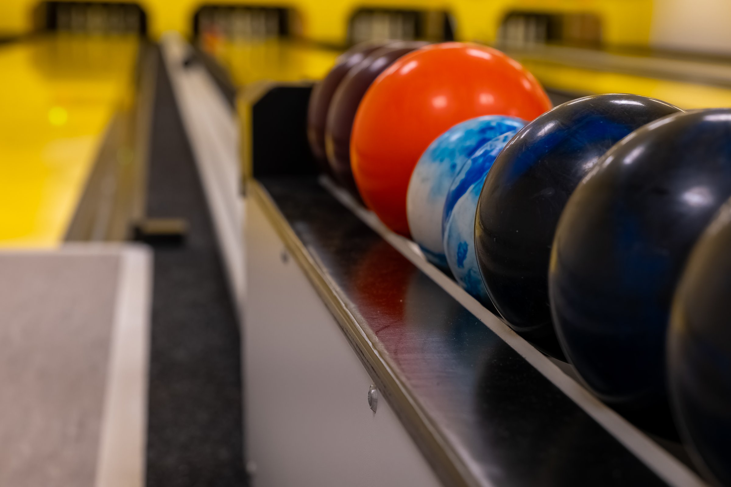 כדורי באולינג צבעוניים