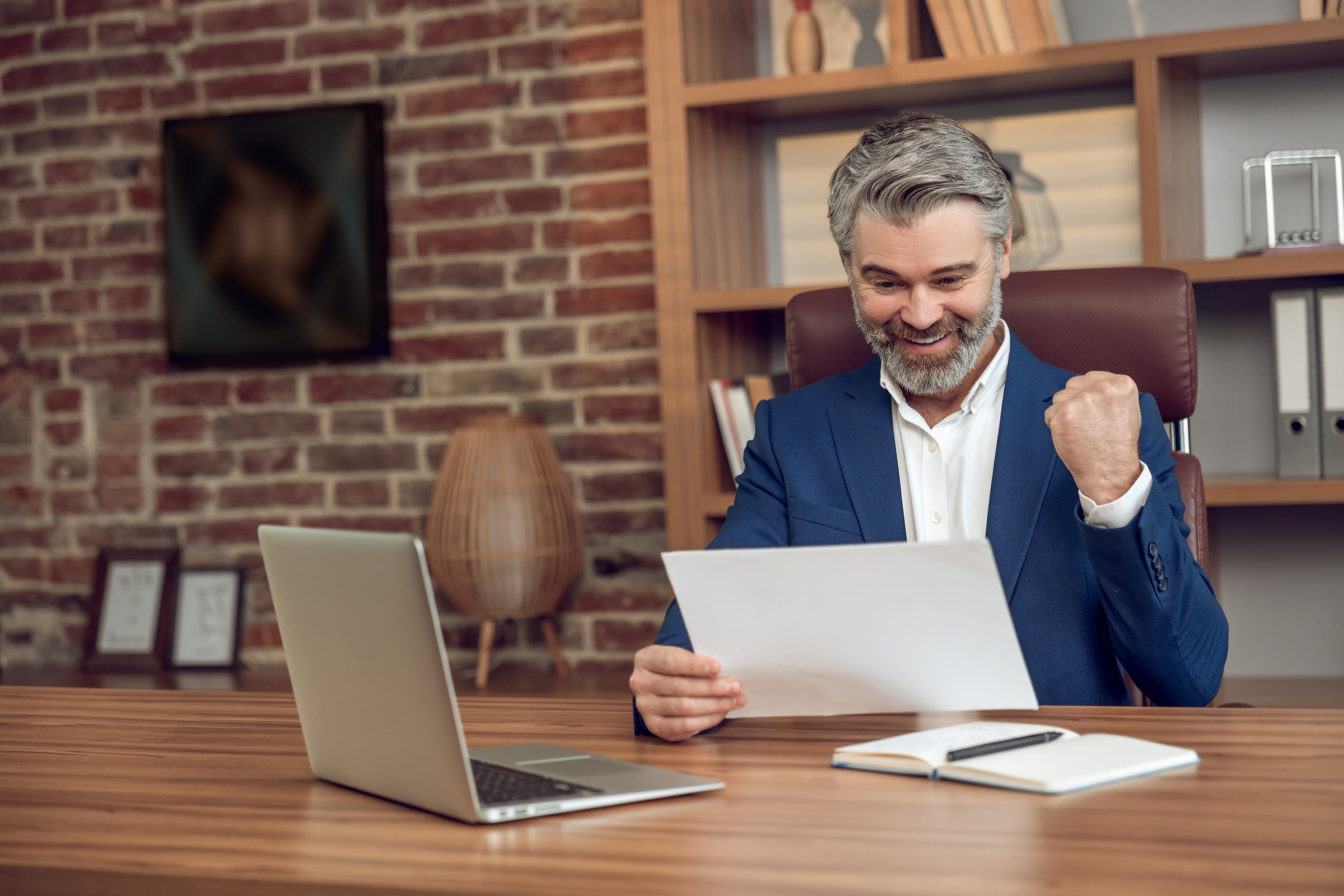 Proficient psychologist engaging in therapy session providing professional psychological assistance