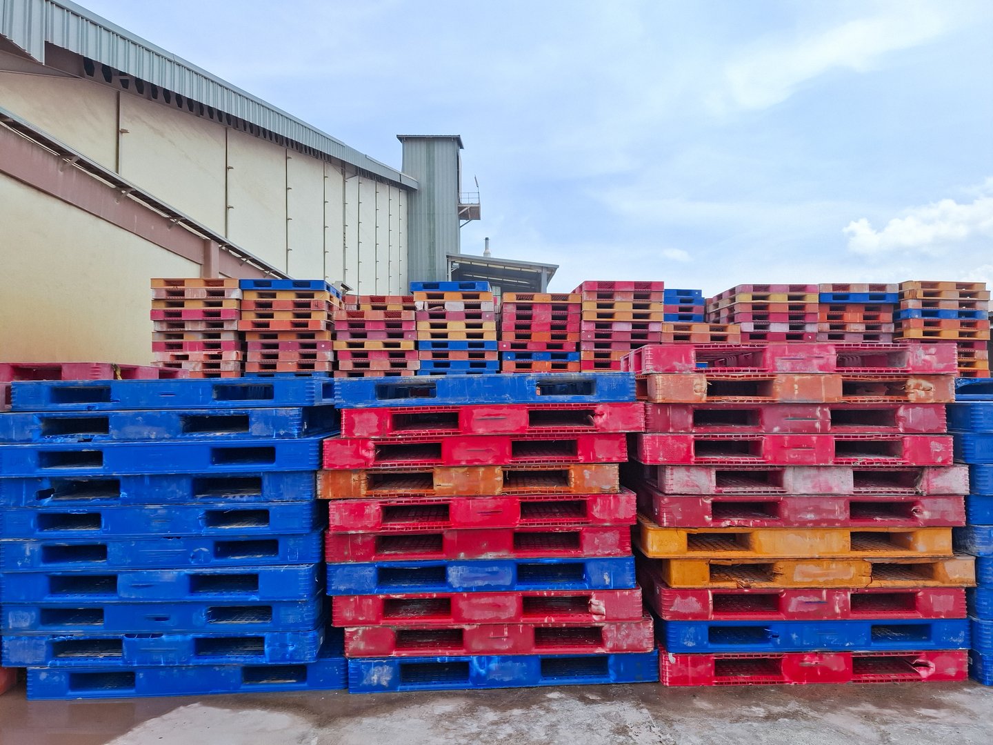 stack of empty plastic pallets in warehouse. concept of shipping and cargo goods.