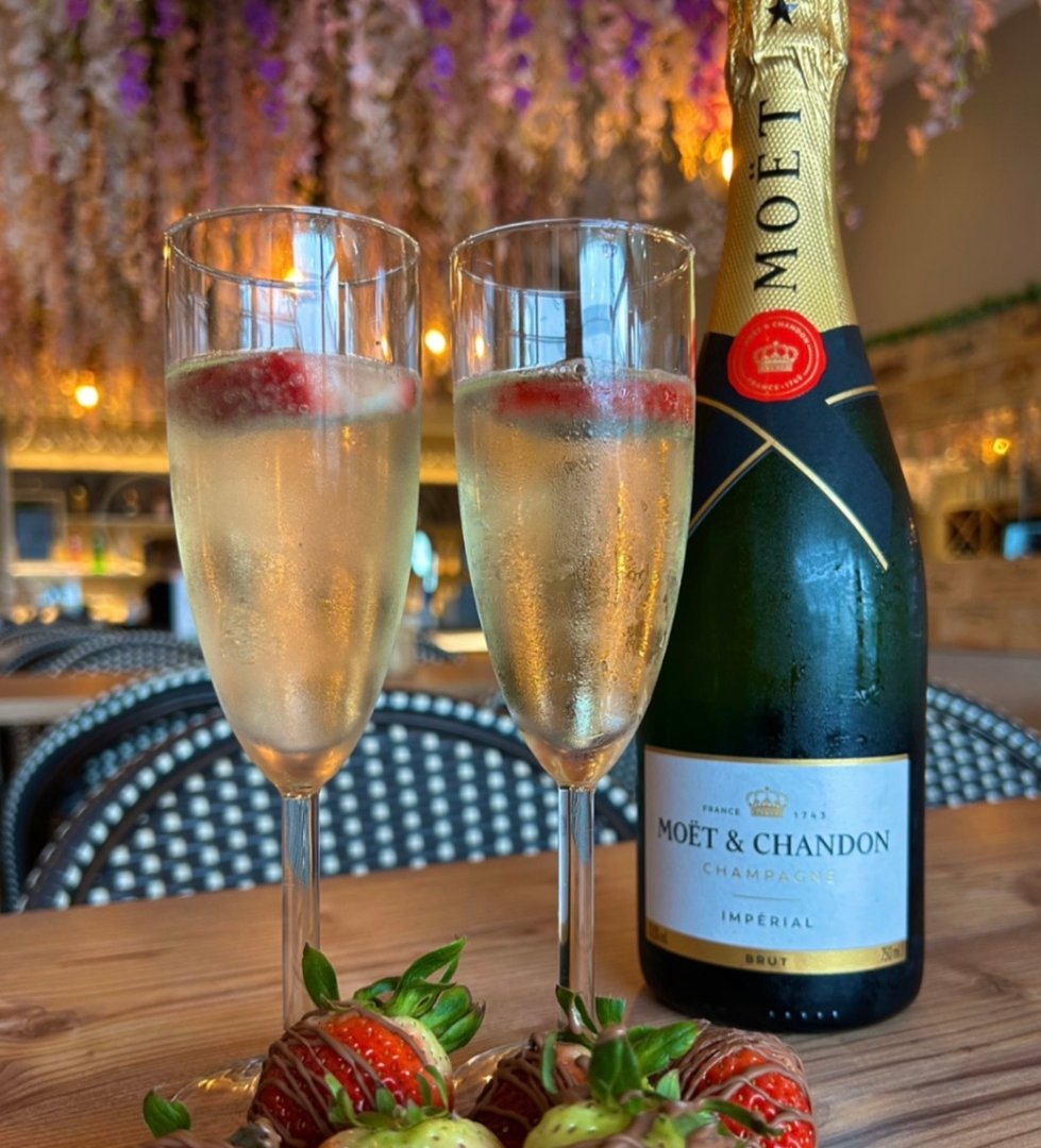 Pergola Wine Bar interior atmosphere