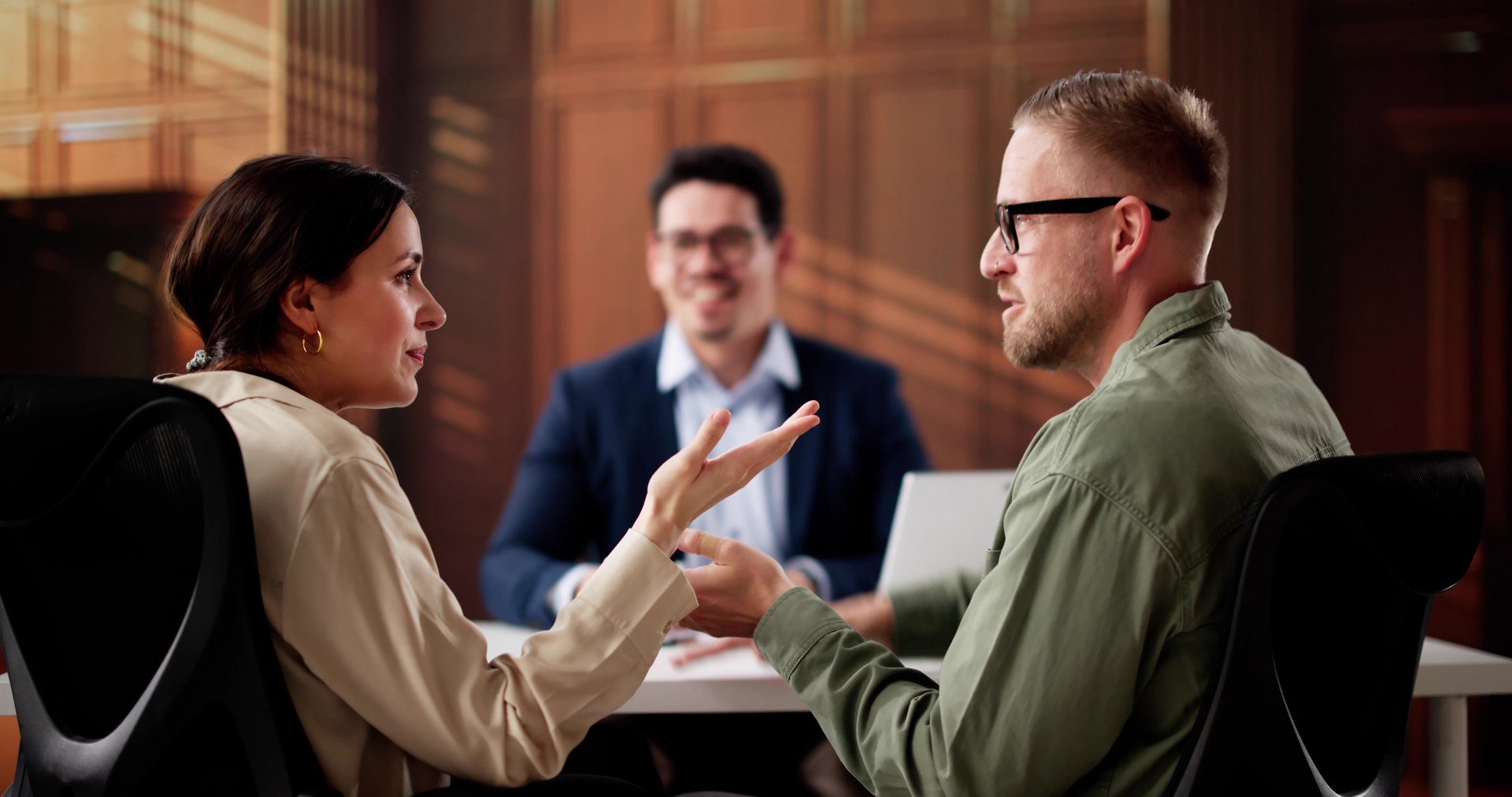 Médiateur familial accrédité au Québec aidant un couple en séparation lors d'une séance de médiation familiale pour résoudre leur conflit de divorce à l'amiable