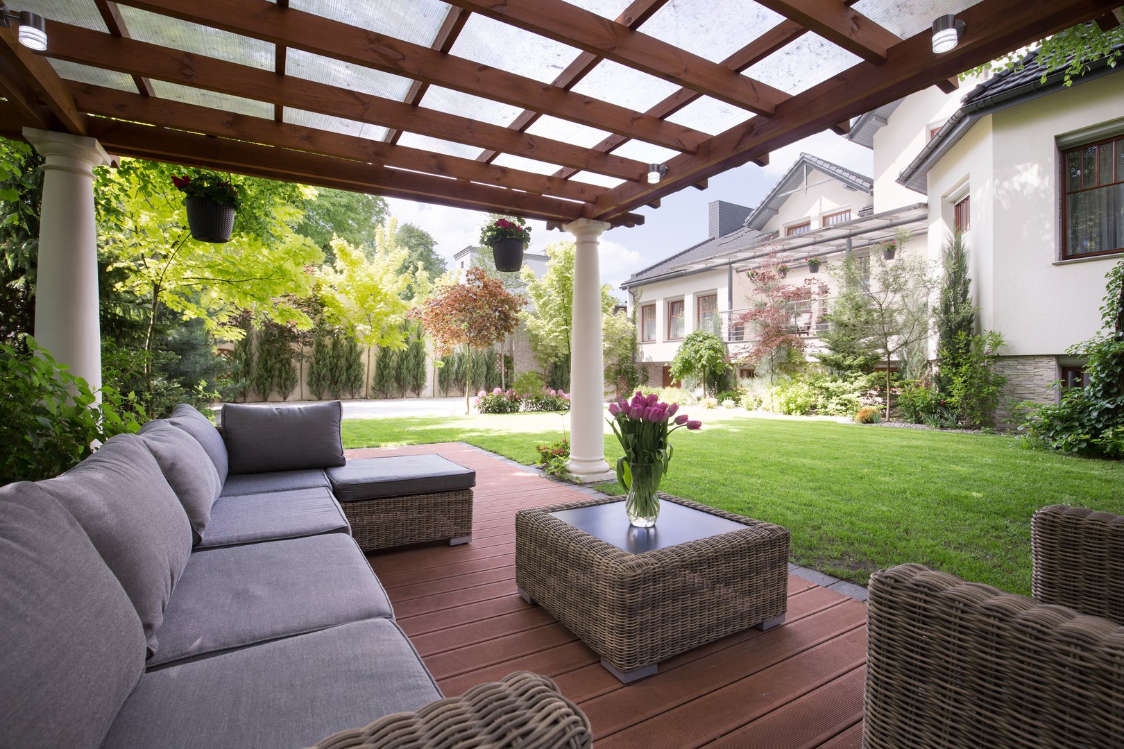 Terrasoverkapping met luxe tuinmeubelen als voorbeeld van moderne terras overkapping