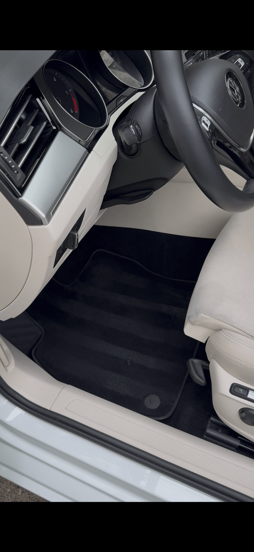 Perfekt gereinigter Fahrzeuginnenraum