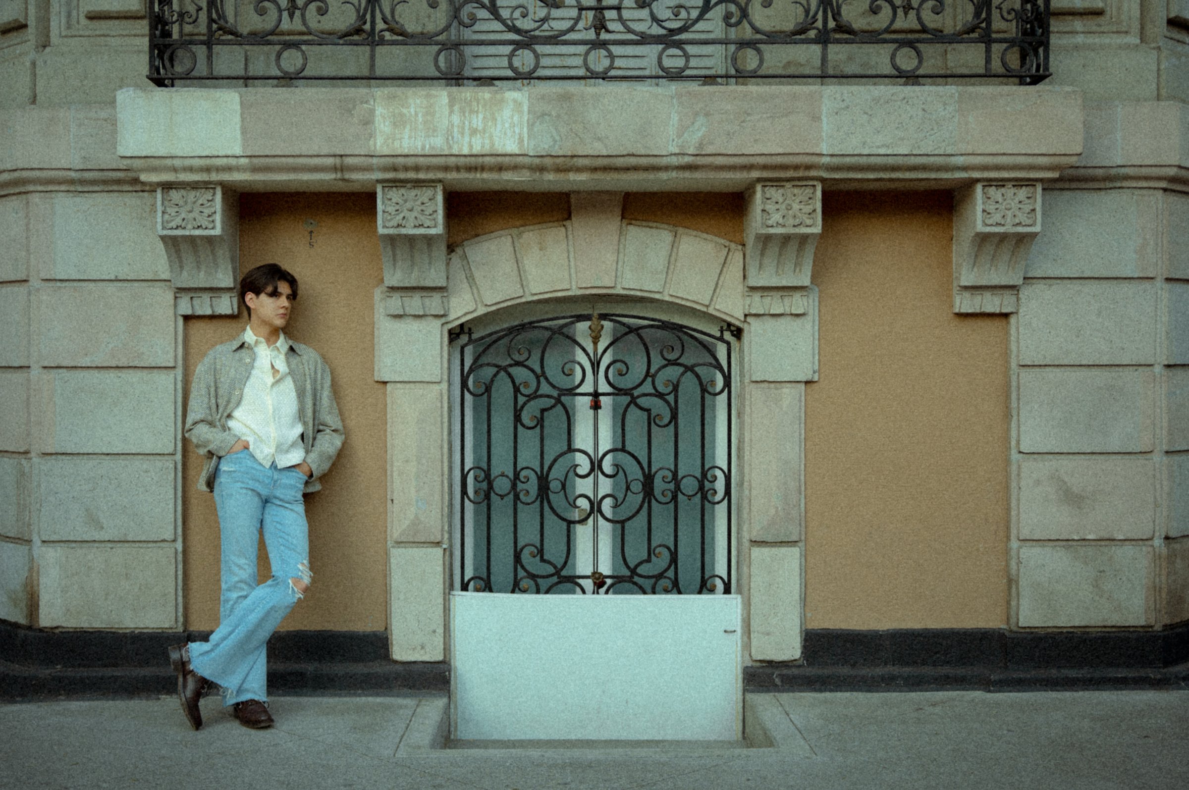 Sesión con tonos neutros y estilo contemporáneo