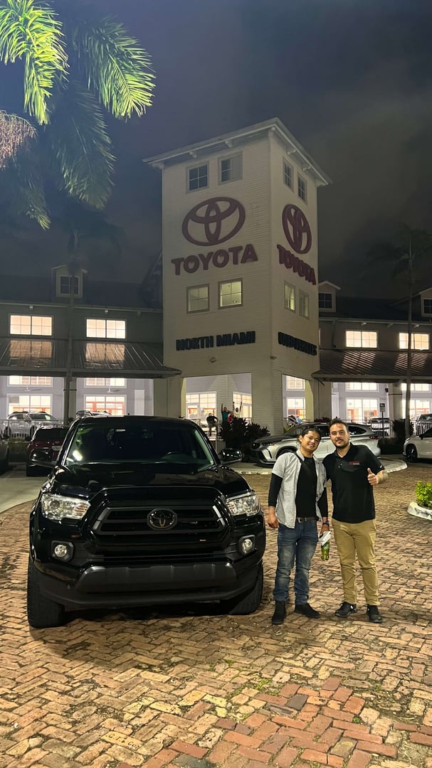 Cliente satisfecho disfrutando su nueva compra