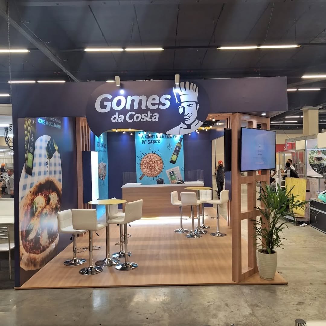 Stand promocional com design criativo e comunicação visual impactante