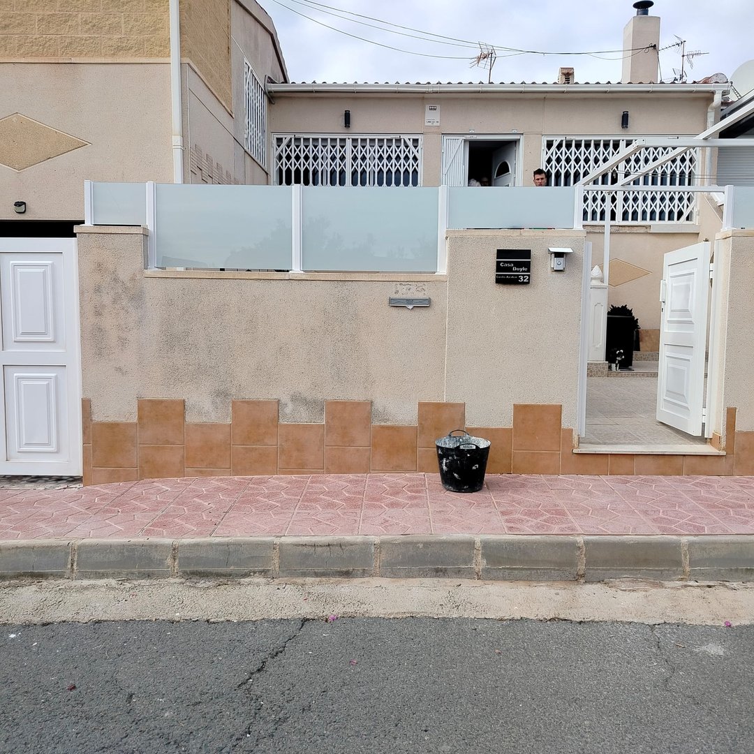 Custom metal gate detail