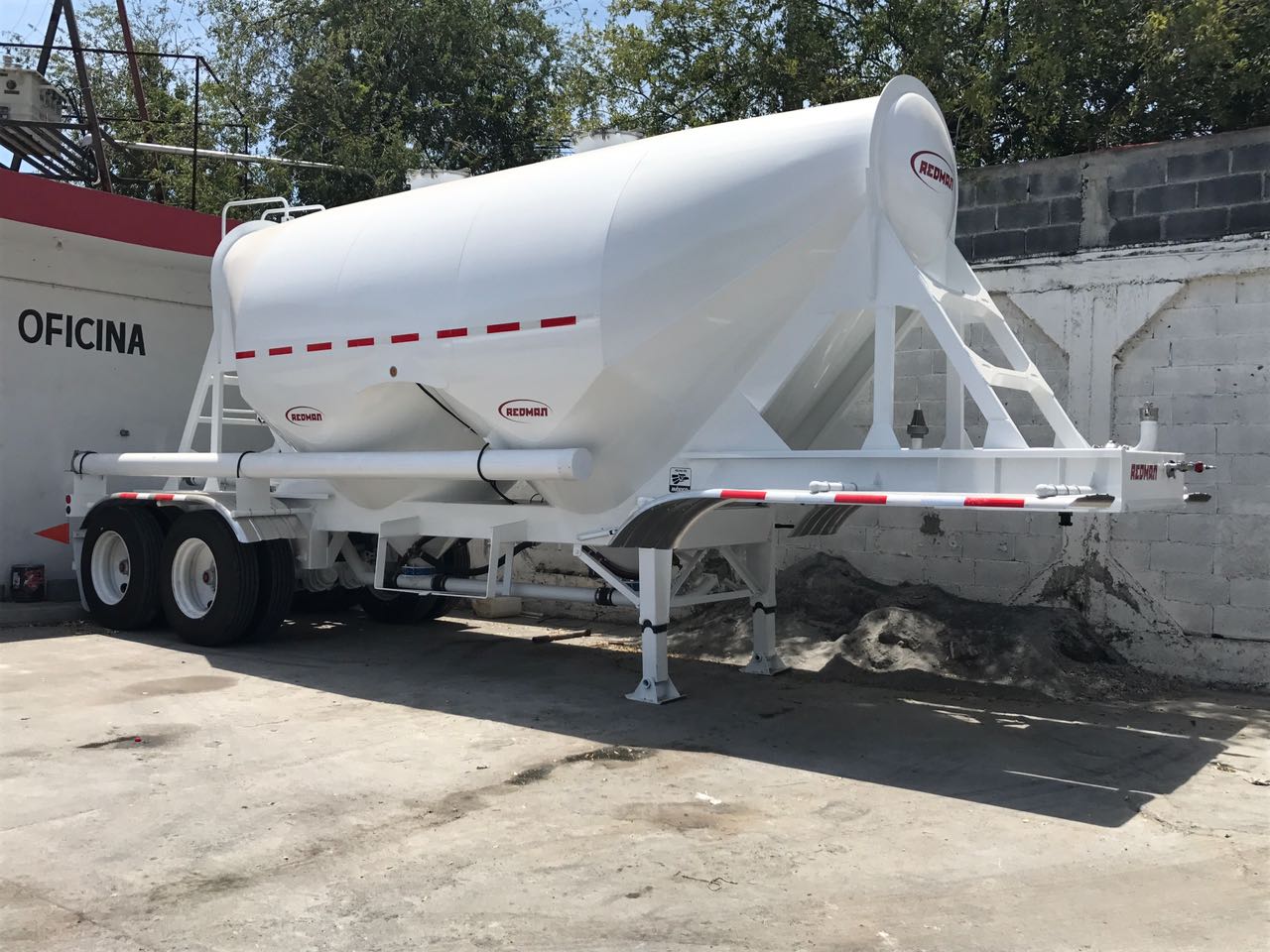Carbon steel pneumatic dry bulk hopper trailer for powder transport