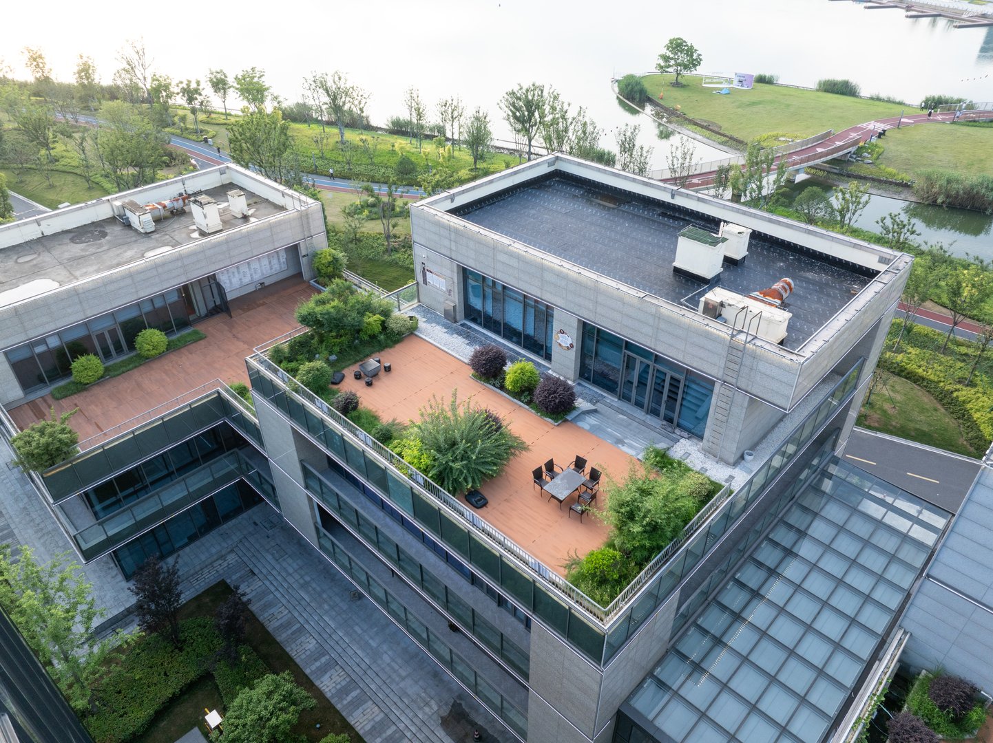 Commercial building with rooftop terrace