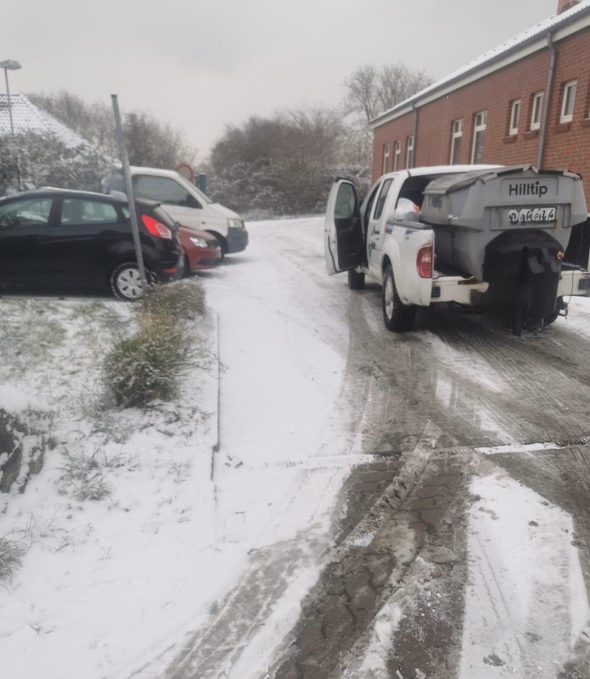 Professionelle Reinigungskraft bei der Arbeit