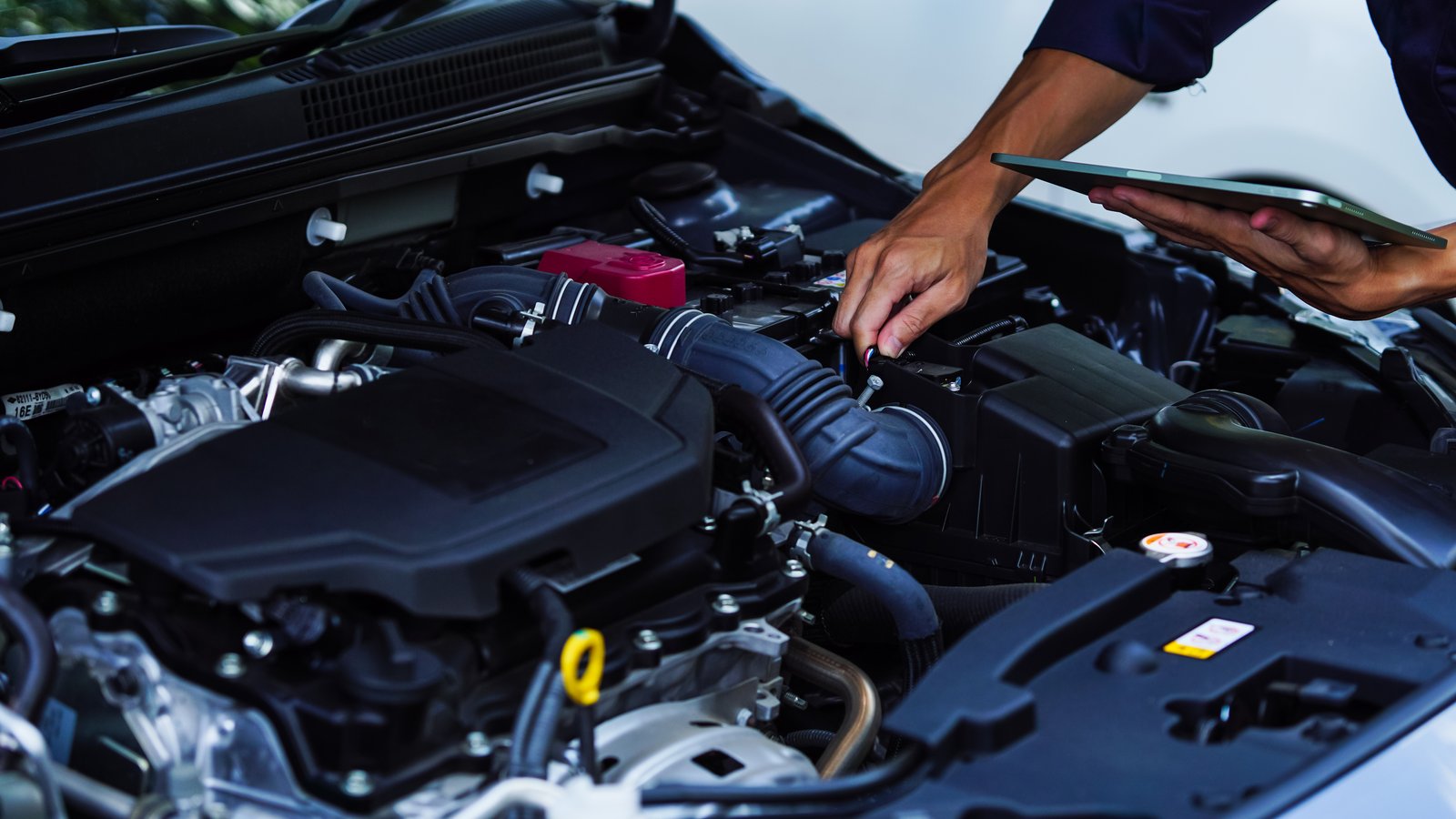 Mobile mechanic Geelong performing car engine diagnostics and repairs at customer location