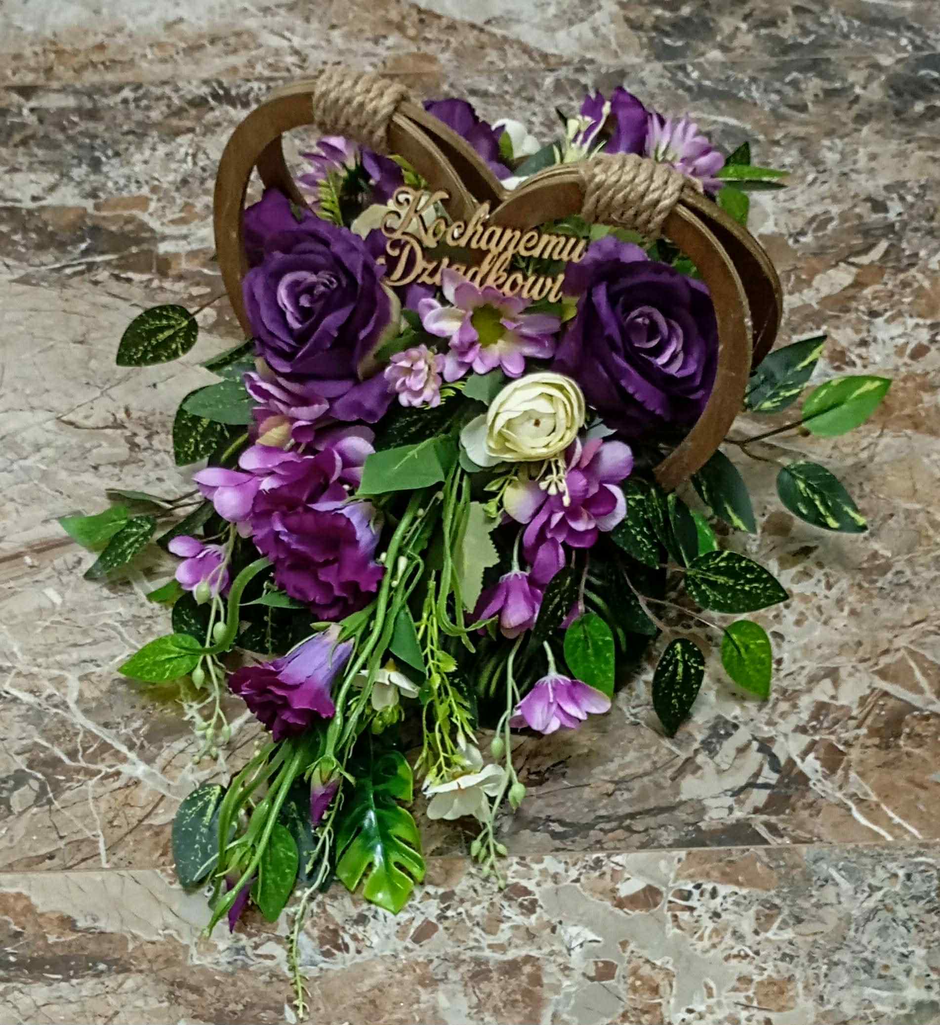 Kompozycja kwiatowa na Dzień Babci i Dziadka