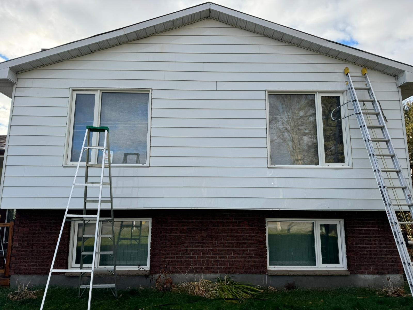 After aluminum siding cleaning in Kemptville Ontario - clean and restored siding