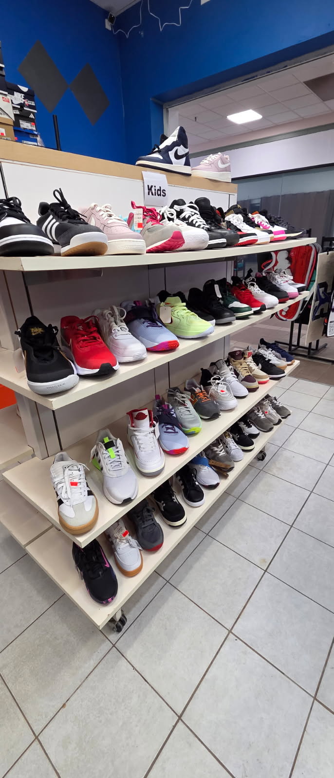 LACES 4 LESS Sneaker Store