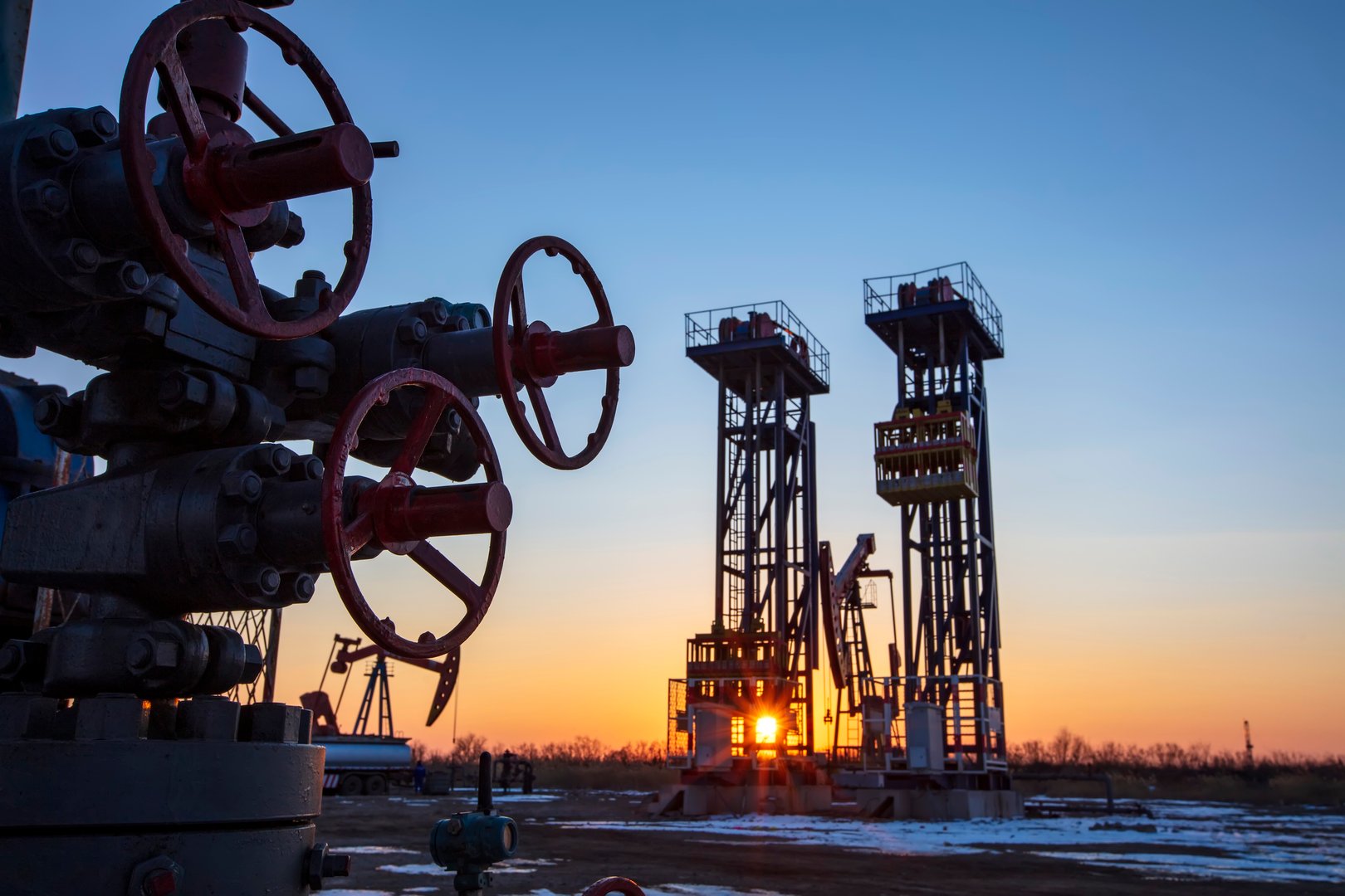 Oil field, In the evening of oilfield derrick