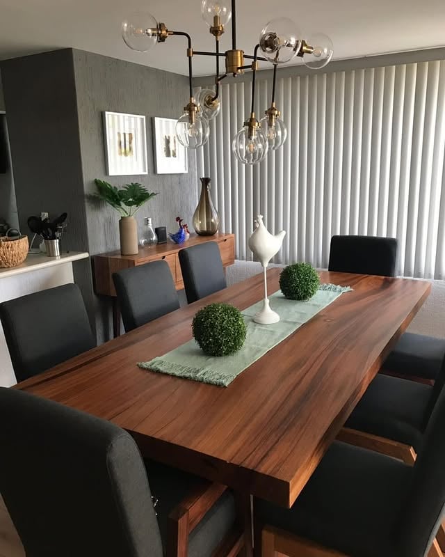 Mesa de comedor para 8 personas fabricada en madera de parota maciza