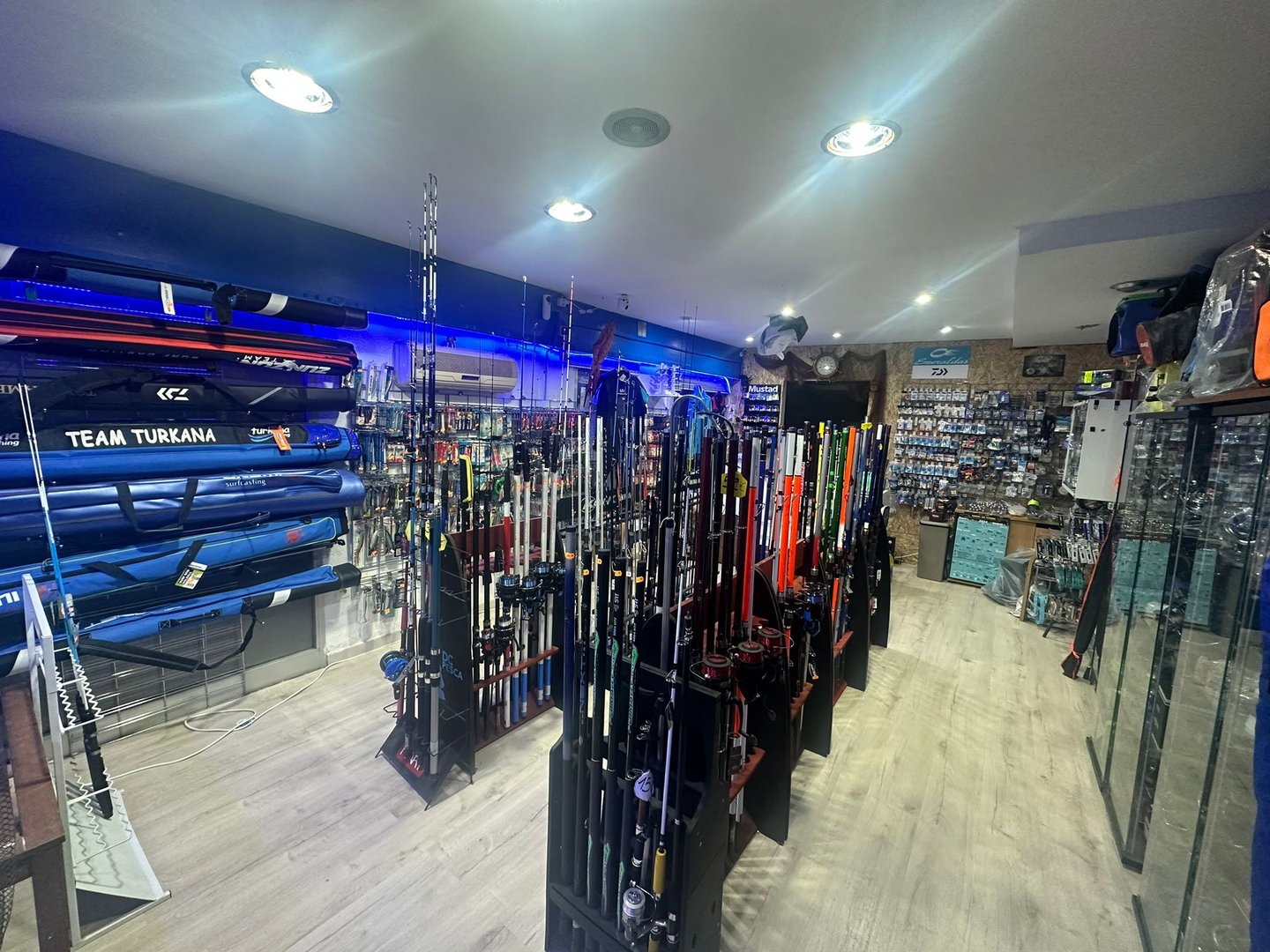 Only Fishing Creixell - Interior de la tienda